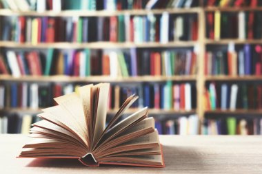 Kütüphanedeki ahşap masanın üzerinde bir yığın kitap. okul konseptine geri dön