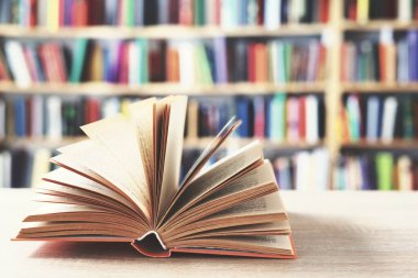 Açık kitap, ahşap masadaki ciltli kitaplar. Okula dönüyorum. Okuldan okula