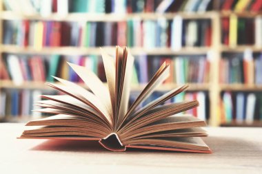 Kitaplar ve açık kitap yığını.