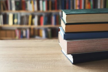 Masadaki kitaplar, ahşap zemin üzerine kitaplar, yakın plan. Kütüphanenin arka planına karşı kitaplar yığını, kütüphanenin önündeki kitaplar, ahşap masa üzerine kitaplar, eğitim, yüksek kaliteli kitap fotoğrafçılığı, En İyi Kitap Fotoğrafı, Yapay Zeka, dünyanın en iyi yazarları.