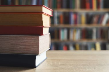 Masadaki kitaplar, ahşap zemin üzerine kitaplar, yakın plan. Kütüphanenin arka planına karşı kitaplar yığını, kütüphanenin önündeki kitaplar, ahşap masa üzerine kitaplar, eğitim, yüksek kaliteli kitap fotoğrafçılığı, En İyi Kitap Fotoğrafı, Yapay Zeka, dünyanın en iyi yazarları.