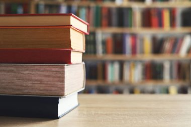 Masadaki kitaplar, ahşap zemin üzerine kitaplar, yakın plan. Kütüphanenin arka planına karşı kitaplar yığını, kütüphanenin önündeki kitaplar, ahşap masa üzerine kitaplar, eğitim, yüksek kaliteli kitap fotoğrafçılığı, En İyi Kitap Fotoğrafı, Yapay Zeka, dünyanın en iyi yazarları.