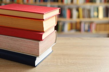 Masadaki kitaplar, ahşap zemin üzerine kitaplar, yakın plan. Kütüphanenin arka planına karşı kitaplar yığını, kütüphanenin önündeki kitaplar, ahşap masa üzerine kitaplar, eğitim, yüksek kaliteli kitap fotoğrafçılığı, En İyi Kitap Fotoğrafı, Yapay Zeka, dünyanın en iyi yazarları.