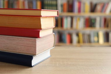 Masadaki kitaplar, ahşap zemin üzerine kitaplar, yakın plan. Kütüphanenin arka planına karşı kitaplar yığını, kütüphanenin önündeki kitaplar, ahşap masa üzerine kitaplar, eğitim, yüksek kaliteli kitap fotoğrafçılığı, En İyi Kitap Fotoğrafı, Yapay Zeka, dünyanın en iyi yazarları.