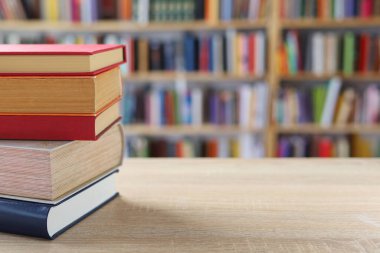 Masadaki kitaplar, ahşap zemin üzerine kitaplar, yakın plan. Kütüphanenin arka planına karşı kitaplar yığını, kütüphanenin önündeki kitaplar, ahşap masa üzerine kitaplar, eğitim, yüksek kaliteli kitap fotoğrafçılığı, En İyi Kitap Fotoğrafı, Yapay Zeka, dünyanın en iyi yazarları.