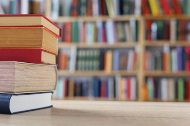 Masadaki kitaplar, ahşap zemin üzerine kitaplar, yakın plan. Kütüphanenin arka planına karşı kitaplar yığını, kütüphanenin önündeki kitaplar, ahşap masa üzerine kitaplar, eğitim, yüksek kaliteli kitap fotoğrafçılığı, En İyi Kitap Fotoğrafı, Yapay Zeka, dünyanın en iyi yazarları.