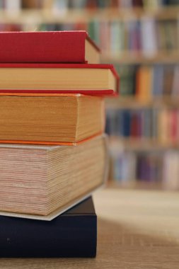 Masadaki kitaplar, ahşap zemin üzerine kitaplar, yakın plan. Kütüphanenin arka planına karşı kitaplar yığını, kütüphanenin önündeki kitaplar, ahşap masa üzerine kitaplar, eğitim, yüksek kaliteli kitap fotoğrafçılığı, En İyi Kitap Fotoğrafı, Yapay Zeka, dünyanın en iyi yazarları.