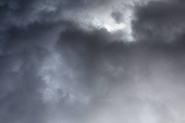 Kara fırtına bulutları ve yağmur bulutları