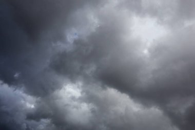 Kara fırtına bulutları, gökyüzü, karanlık fırtınadaki kara bulutlar - fırtına bulutları, yağmur, bulutlar