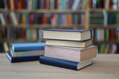 Kütüphanede yığınla kitap var. 2024 verilerine göre, dünyanın en çok okunan kitapları kurgusal olmayan türlerden kurguya kadar çeşitli türleri kapsar. En çok okunan kitaplar İngilizce, İspanyolca ve Almancadır..