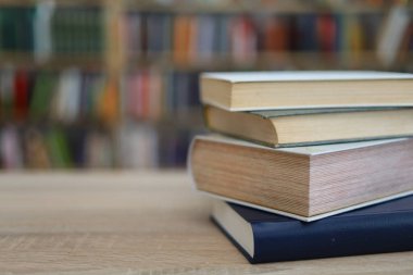 Kütüphanede yığınla kitap var. 2024 verilerine göre, dünyanın en çok okunan kitapları kurgusal olmayan türlerden kurguya kadar çeşitli türleri kapsar. En çok okunan kitaplar İngilizce, İspanyolca ve Almancadır..