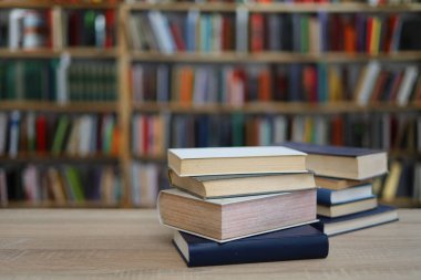 Kütüphanede yığınla kitap var. 2024 verilerine göre, dünyanın en çok okunan kitapları kurgusal olmayan türlerden kurguya kadar çeşitli türleri kapsar. En çok okunan kitaplar İngilizce, İspanyolca ve Almancadır..