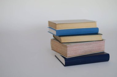 Beyaz arkaplan üzerine kitap yığını