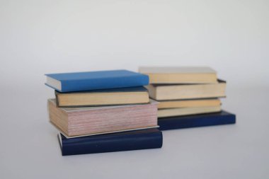 Beyaz arkaplan üzerine kitap yığını