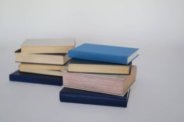 Beyaz Arkaplan Üzerine Eski Kitaplar