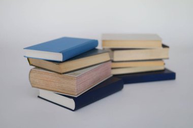 Beyaz arka planda izole edilmiş eski kitaplar. Bu yılın en güzel kitapları. Bu yılın en çok okunan kitabı. Yeni kitaplar, yeni başlıklar