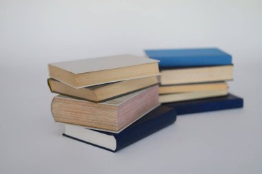 Beyaz arka planda izole edilmiş eski kitaplar. Bu yılın en güzel kitapları. Bu yılın en çok okunan kitabı. Yeni kitaplar, yeni başlıklar