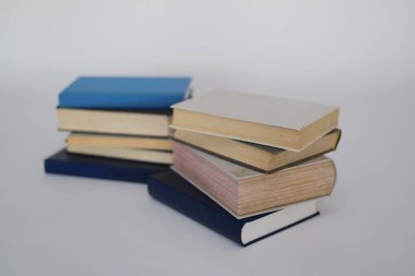 Beyaz arka planda izole edilmiş eski kitaplar. Bu yılın en güzel kitapları. Bu yılın en çok okunan kitabı. Yeni kitaplar, yeni başlıklar