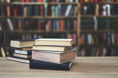 Bir yığın eski kitap ve ahşap bir raf. Kütüphane, eğitim, eski kitaplar.