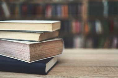 Bir yığın eski kitap ve ahşap bir raf. Kütüphane, eğitim, eski kitaplar.