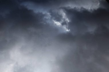 Gökyüzündeki kara bulutlar