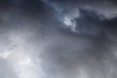 Gökyüzündeki kara bulutlar