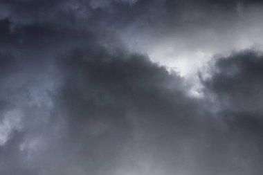 Karanlık gökyüzünde kara bulutlar, arka plan