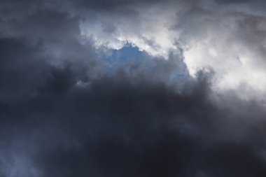 Gökyüzünde kara fırtına bulutları