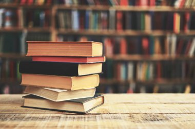 Masada yığınla kitap var.
