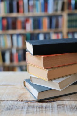 Ahşap zemin üzerine kitap yığını