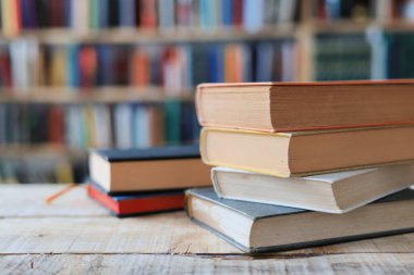 Masada bulanık arkaplana karşı kitap yığını