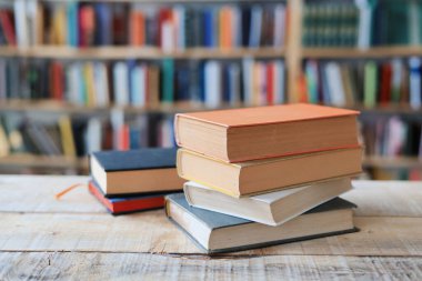 Kitaplar kütüphanedeki ahşap masada.