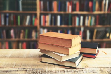 Kitaplar kütüphanenin önündeki ahşap masada.