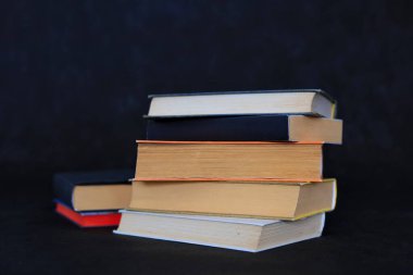 Siyah arkaplan üzerine kitap yığını