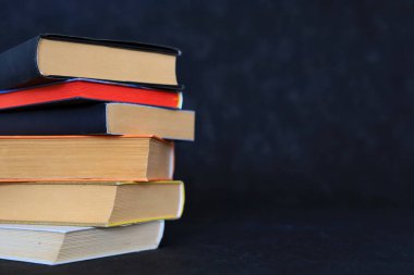 Siyah arkaplan üzerine kitap yığını