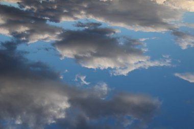 Güzel bulutlu gökyüzü manzarası