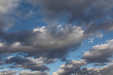 koyu mavi gökyüzü ve bulut