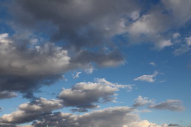 mavi ve koyu bulutlar