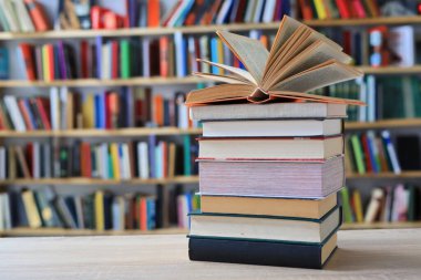 Kütüphanede yığınla kitap, Viyana; Southwark; Longford,