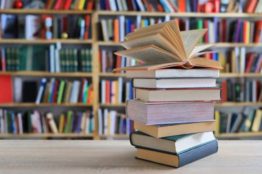 Kütüphanede yığınla kitap, Viyana; Southwark; Longford,