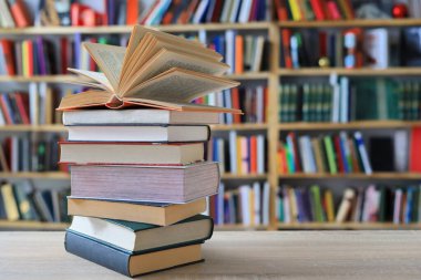 Kitap kütüphanede masanın üzerinde.