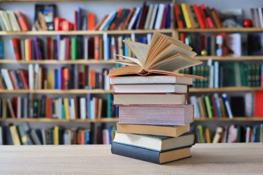 Kütüphanede yığınla kitap, Viyana; Southwark; Longford,