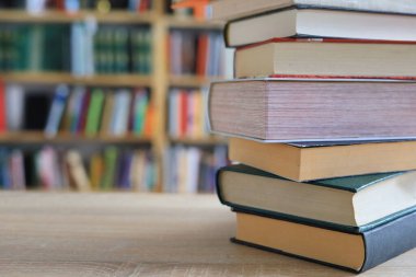 Masada yığınla kitap var.