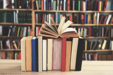 Eski ahşap masada açık bir kitap, okula geri dönmek.