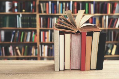 Kitaplar kütüphanedeki ahşap masada.