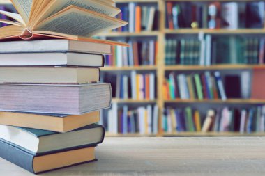 Tahta masadaki kitap yığını.