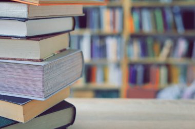 Kütüphanede kitap yığını