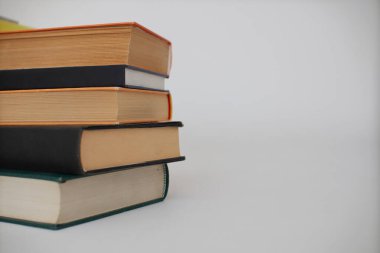 ahşap masa üzerine kitaplar