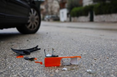 Trafik kazası, trafik kazası, trafik kazası, trafik kazası, kaza, kaygan yol, yağmurlu sürüş koşulları., 
