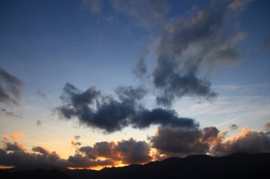 Dağlardaki kara fırtına bulutları, yüksek kaliteli kitap fotoğrafçılığı, en iyi fotoğraf.,